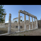Links Säulen des Tempels für Trajan, hinten Säulen der sich nördlich anschließenden Halle, im Vordergrund Säulen einer Halle aus hadrianischer Zeit